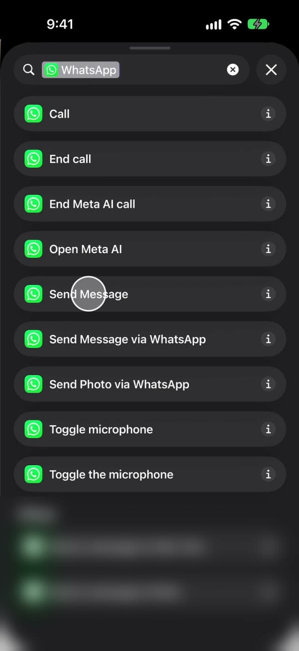 Búsqueda de acciones de Atajos abierta en la app de WhatsApp, con “Call”, “Send Message”, Enviar mensaje por WhatsApp y más, y “Send Message” marcado